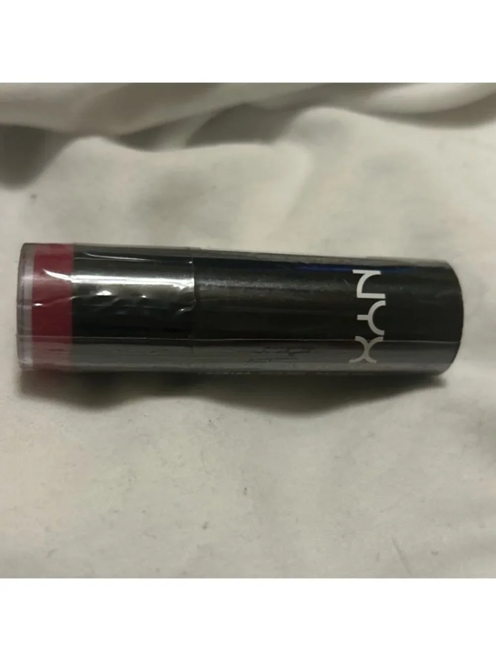 NYX Extra Creamy Round Lipstick color LSS516A Chic Red ( Cranberry red ) Satin